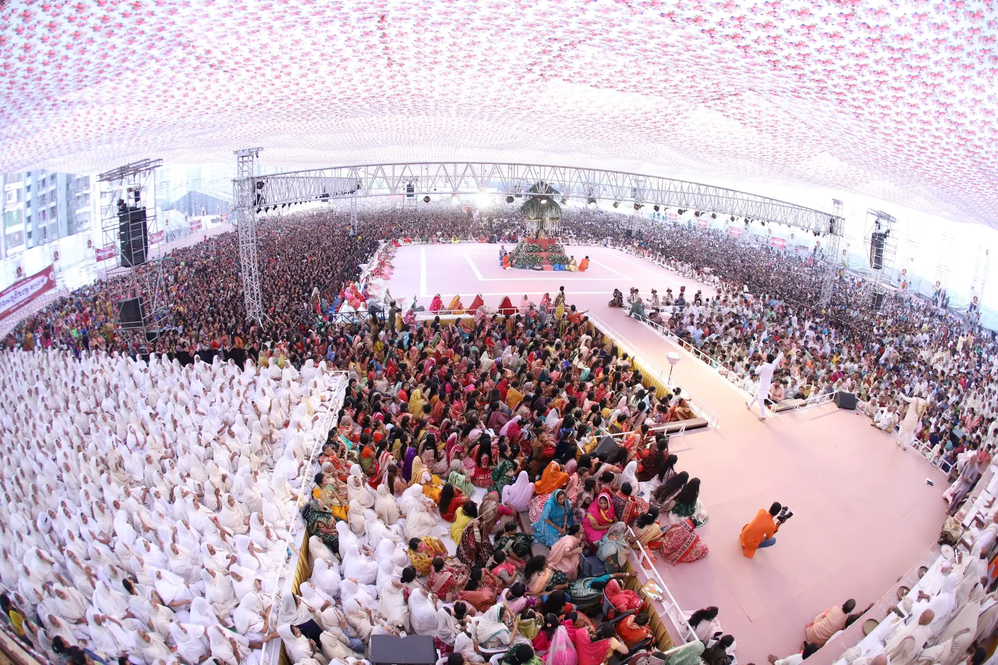 अनुष्ठान आयोजन का व्यापक दृश्य